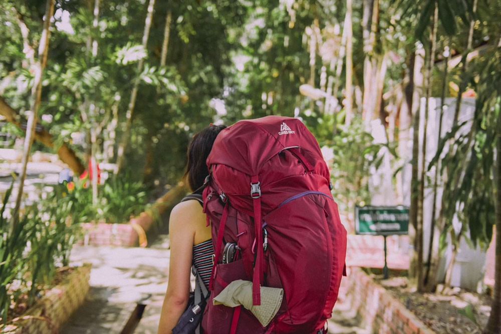 chica con mochila